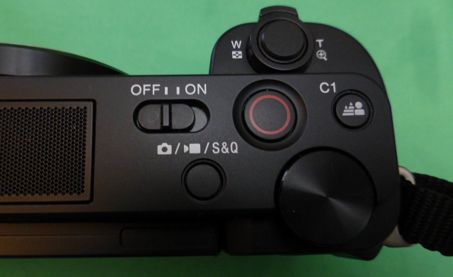 Sony ZV-E10 4K Camera 24.2MP (Body Only) Mint Condition. 5 Batteries 3 Chargers