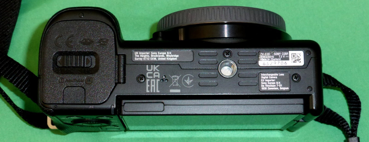 Sony ZV-E10 4K Camera 24.2MP (Body Only) Mint Condition. 5 Batteries 3 Chargers