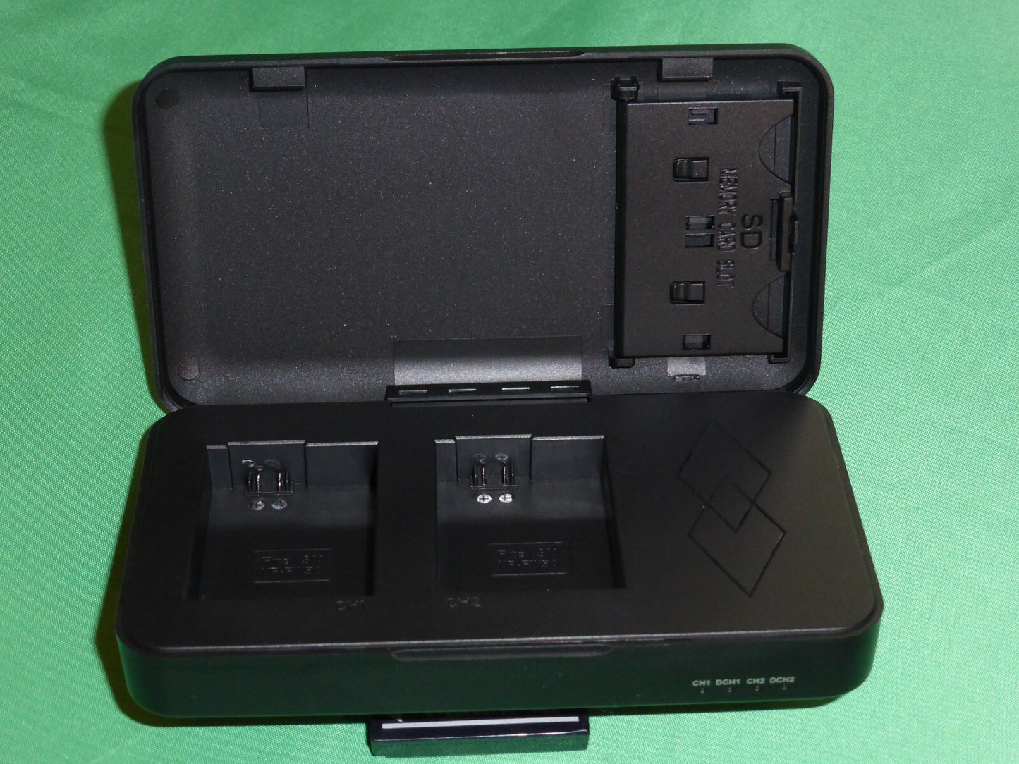 Sony ZV-E10 4K Camera 24.2MP (Body Only) Mint Condition. 5 Batteries 3 Chargers