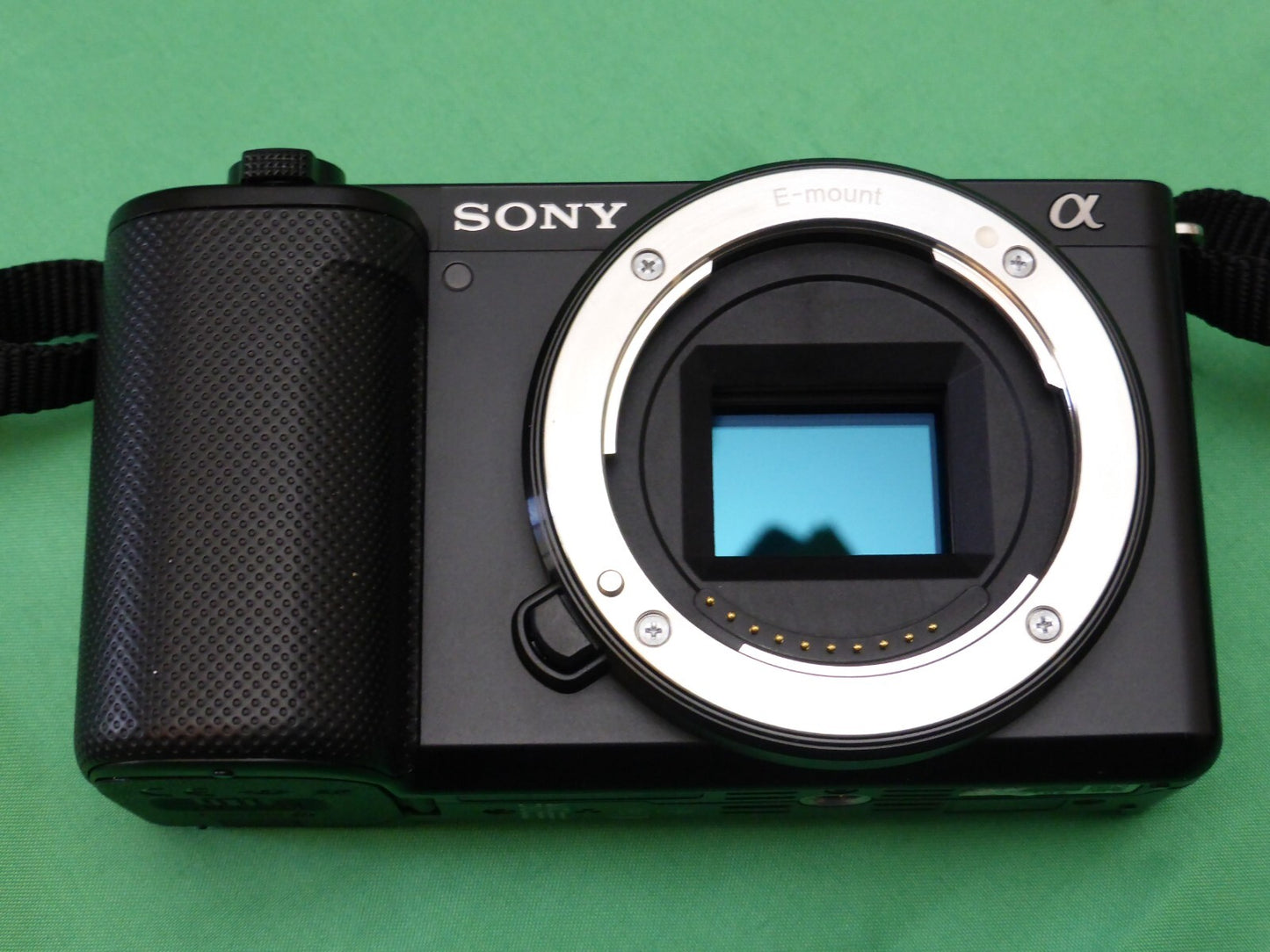 Sony ZV-E10 4K Camera 24.2MP (Body Only) Mint Condition. 5 Batteries 3 Chargers