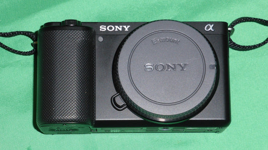 Sony ZV-E10 4K  Camera 24.2MP (Body Only) Mint Condition. 5 Batteries 3 Chargers